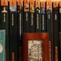 Просто полка с книжками.